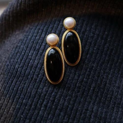 Eleganz trifft Vintage – Schwarze Onyx-Ohrringe mit Süßwasserperle