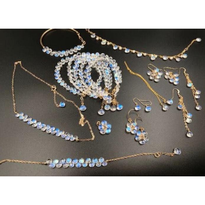 Handgefertigtes Blumenkranz-Armband mit natürlichem Blue Moonstone