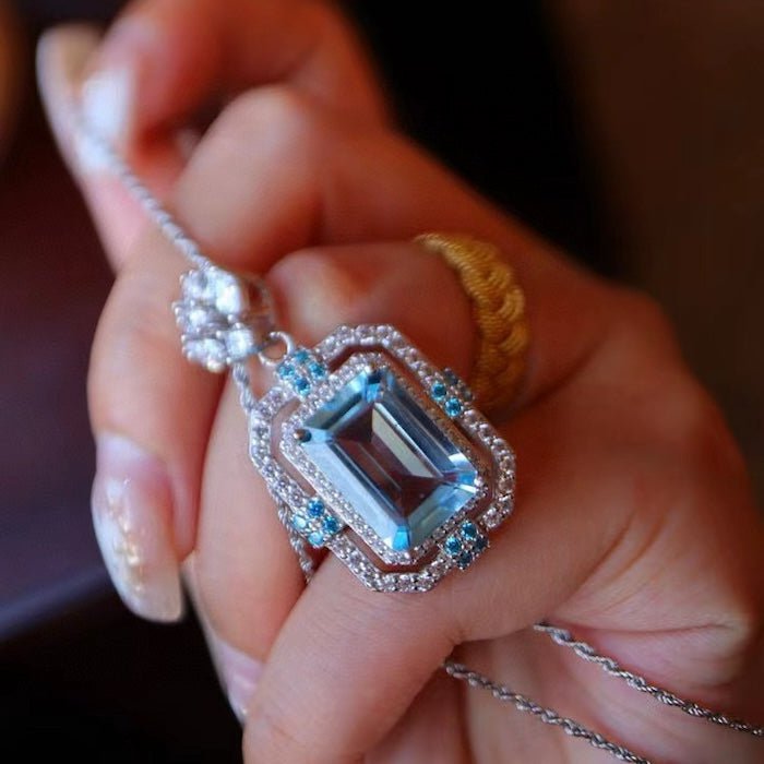 Ice Queen – Blue Topaz Anhänger mit königlichem Glanz