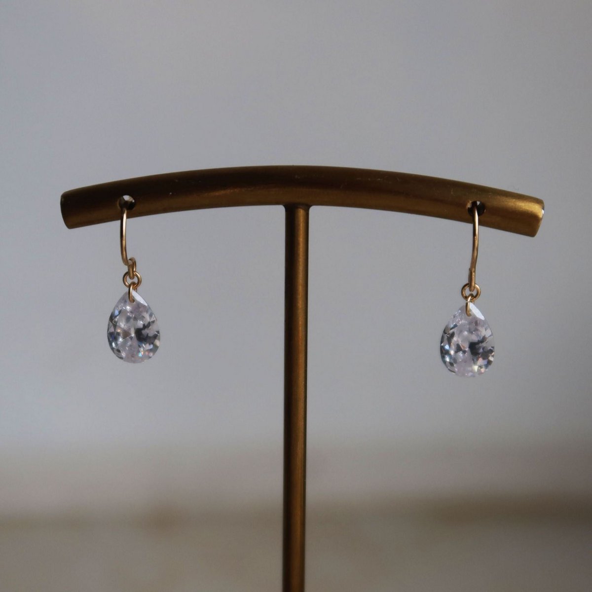 Elegante Wassertropfen-Ohrringe – Facettierte Zirkonia in 18K Gold-Optik