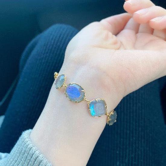 Bonbonfarbene Edelstein-Armbänder – Natürlich, kraftvoll, individuell