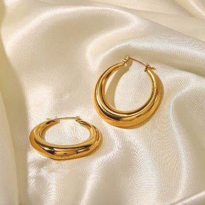 Schicke goldene Creolen – Neumondform - Daily Stuff