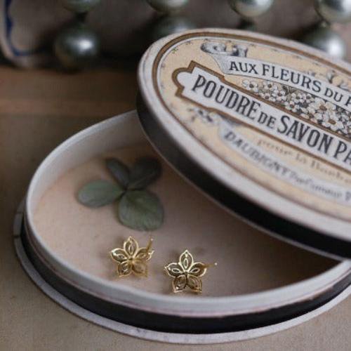 Vintage Bauhinia Ohrstecker – Eleganz in Blütenform