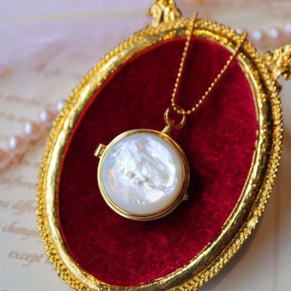 Medaillon mit Perlmutt & filigranem Hohlmuster aus Gold-Vermeil