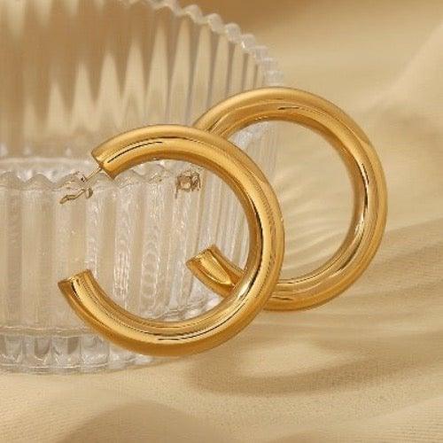 Elegante, vergoldete Creolen mit 8 mm Breite. Minimalistisches Design für den perfekten Alltagslook. Hochwertige Handwerkskunst aus Messing - Daily Stuff
