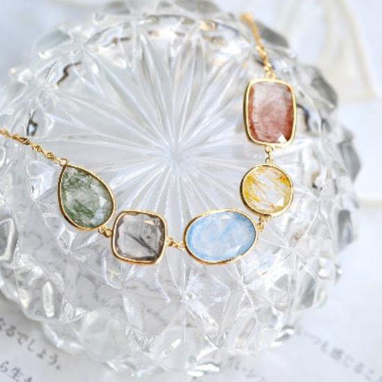 Bonbonfarbene Edelstein-Armbänder – Natürlich, kraftvoll, individuell
