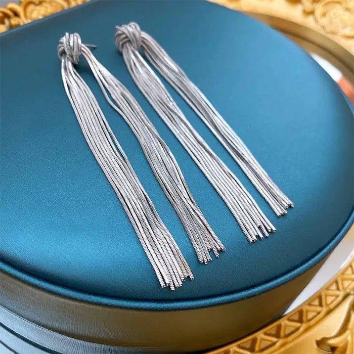 Moderne Vintage-Longline-Ohrringe mit Knotenquasten - Daily Stuff