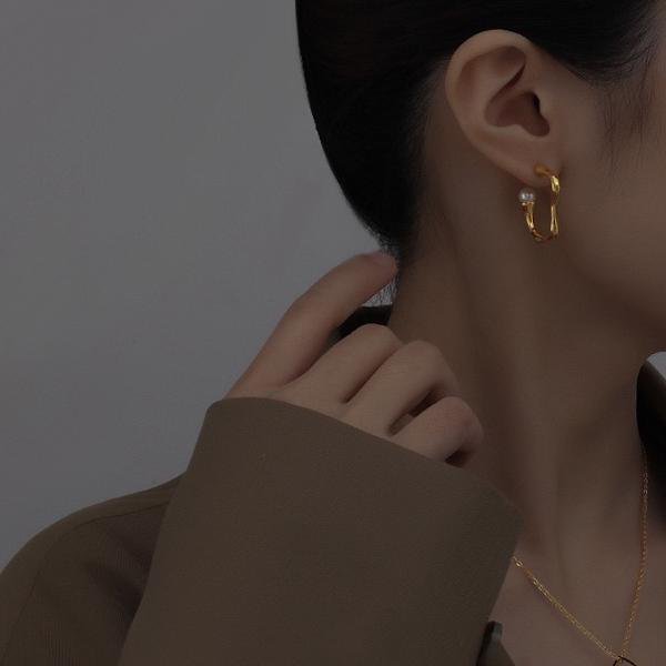 Minimalistische Wellen-Ohrringe mit Perle – 18K vergoldeter Edelstahl