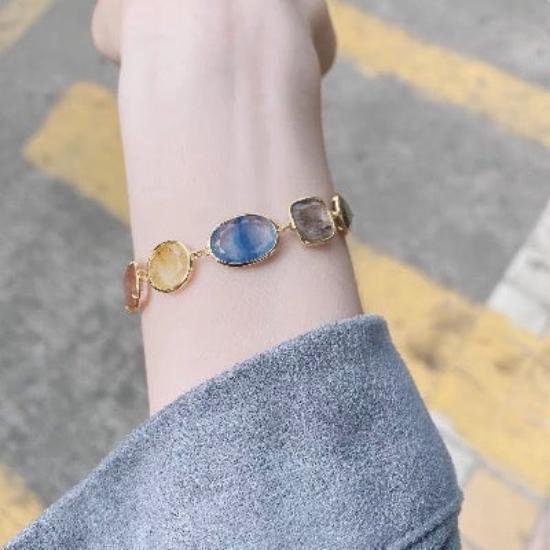 Bonbonfarbene Edelstein-Armbänder – Natürlich, kraftvoll, individuell