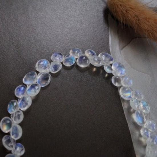 Handgefertigtes Blumenkranz-Armband mit natürlichem Blue Moonstone