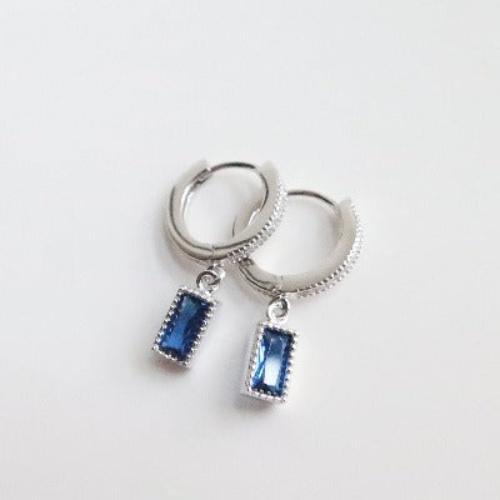 Quadratischer Ohrring im Saphir-Look - Daily Stuff