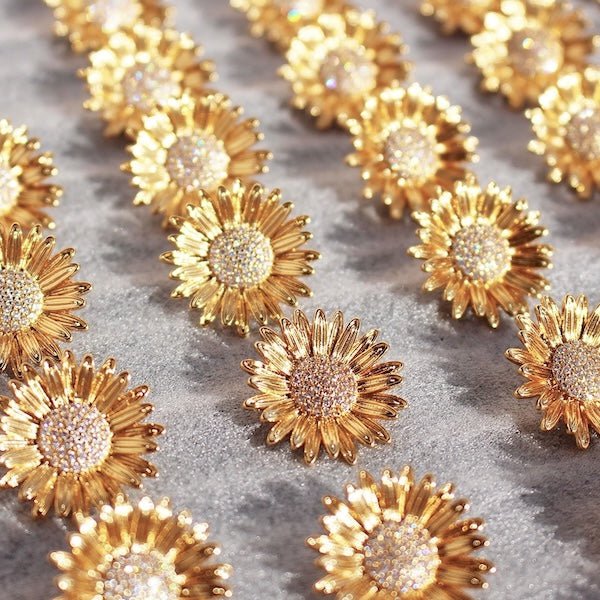 Vergoldete Sonnenblumen-Ohrstecker mit funkelnden Akzenten