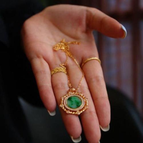 Halskette mit rundem Anhänger aus königlicher Jade