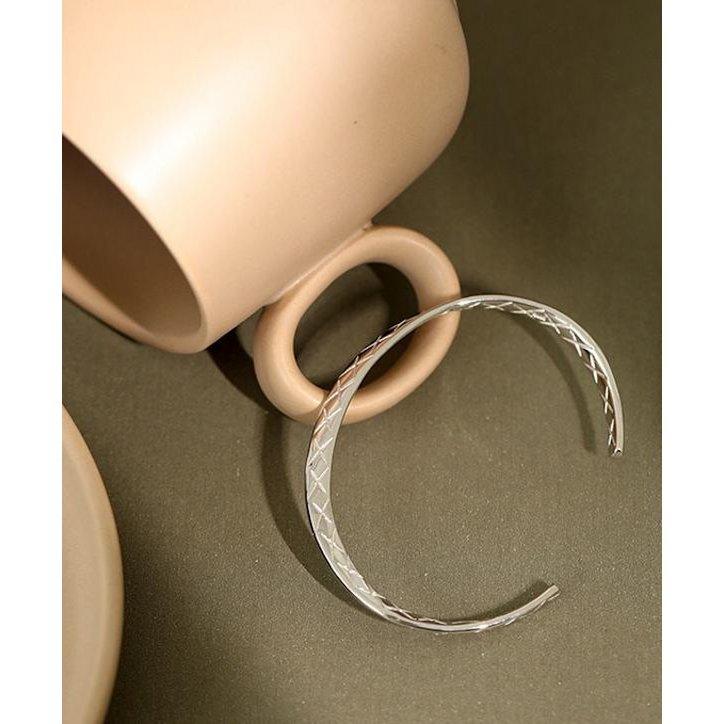Möbius-Band im minimalistischen Design mit Rautenmuster - Daily Stuff