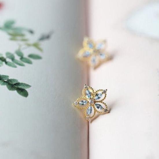 Vintage Bauhinia Ohrstecker – Eleganz in Blütenform