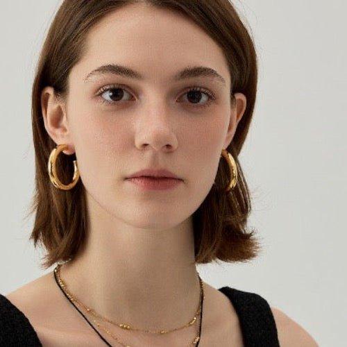 Elegante, vergoldete Creolen mit 8 mm Breite. Minimalistisches Design für den perfekten Alltagslook. Hochwertige Handwerkskunst aus Messing - Daily Stuff