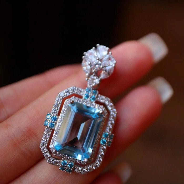 Ice Queen – Blue Topaz Anhänger mit königlichem Glanz