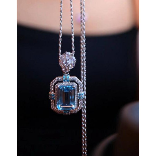 Ice Queen – Blue Topaz Anhänger mit königlichem Glanz
