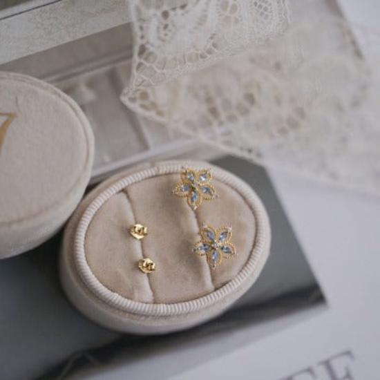 Vintage Bauhinia Ohrstecker – Eleganz in Blütenform
