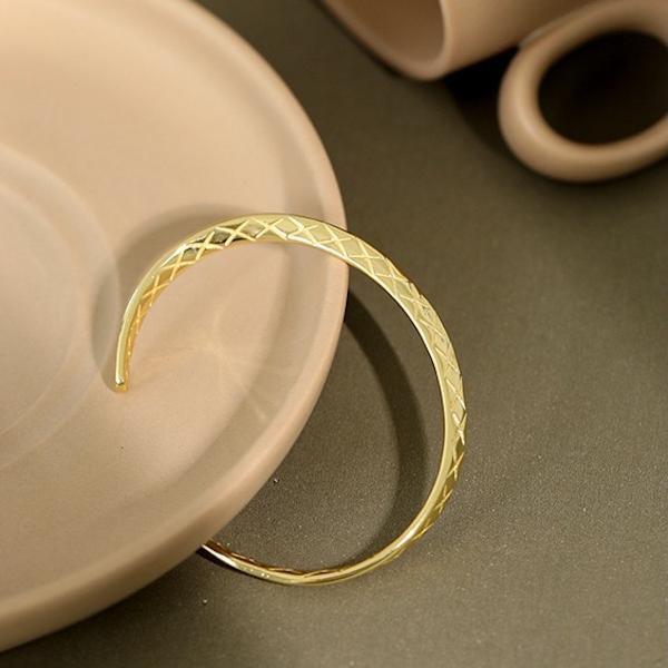 Möbius-Band im minimalistischen Design mit Rautenmuster - Daily Stuff