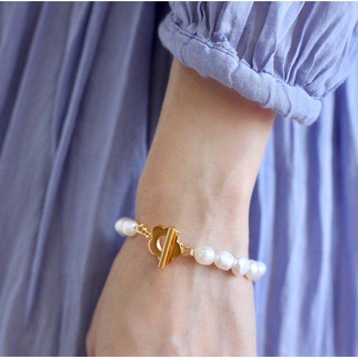 Einzigartiges natürliches Süßwasserperlen-Perlenarmband mit Blumenanhänger - Süßwasserperlen in AAAA-Qualität - Daily Stuff