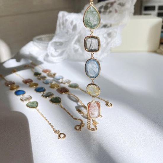 Bonbonfarbene Edelstein-Armbänder – Natürlich, kraftvoll, individuell