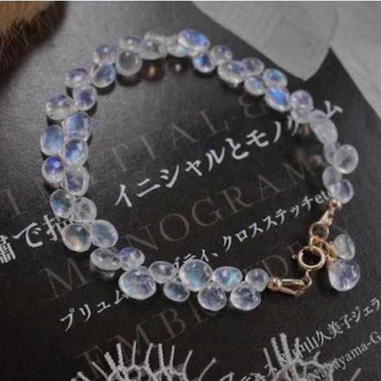 Handgefertigtes Blumenkranz-Armband mit natürlichem Blue Moonstone
