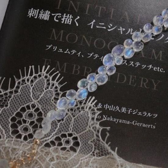 Handgefertigtes Blumenkranz-Armband mit natürlichem Blue Moonstone