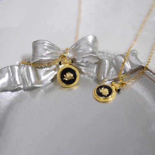 Black Enamel Rose Halskette – Vintage trifft Eleganz