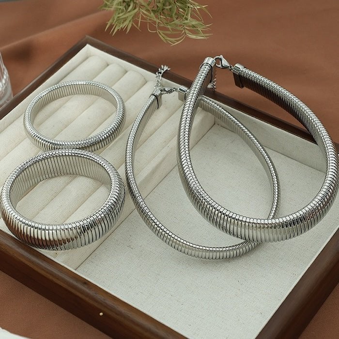 Klobiges Stretch-Design-Armband und Halsband