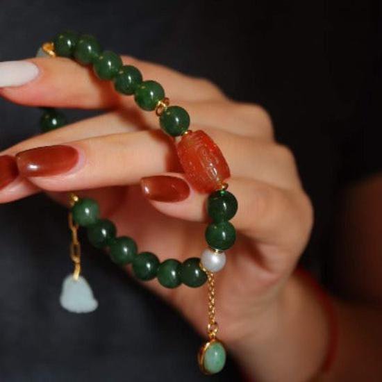 Grünes Jade-Perlenarmband – Glück & Eleganz