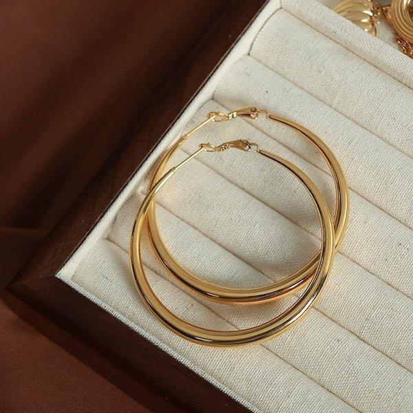 Schicke goldene Creolen – Neumondform - Daily Stuff