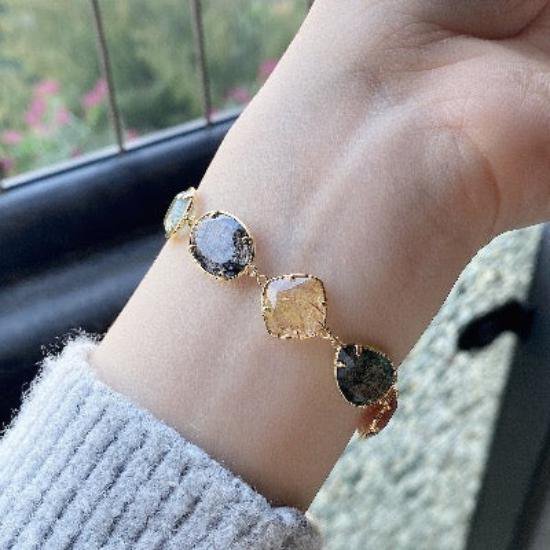 Bonbonfarbene Edelstein-Armbänder – Natürlich, kraftvoll, individuell