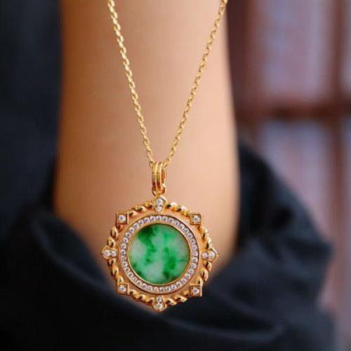 Halskette mit rundem Anhänger aus königlicher Jade
