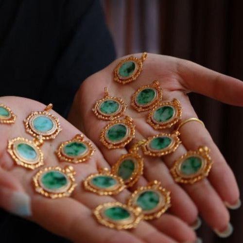 Halskette mit rundem Anhänger aus königlicher Jade