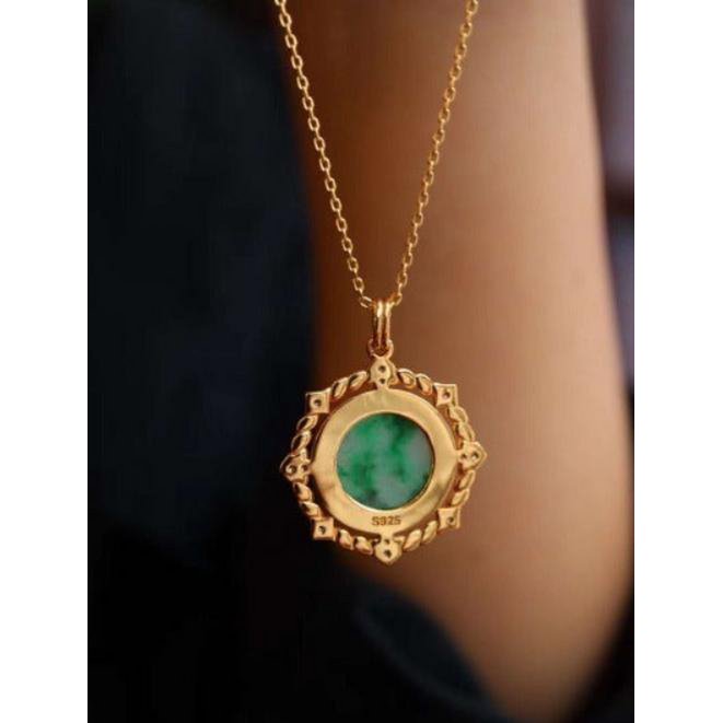 Halskette mit rundem Anhänger aus königlicher Jade