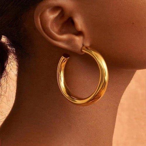 Elegante, vergoldete Creolen mit 8 mm Breite. Minimalistisches Design für den perfekten Alltagslook. Hochwertige Handwerkskunst aus Messing - Daily Stuff