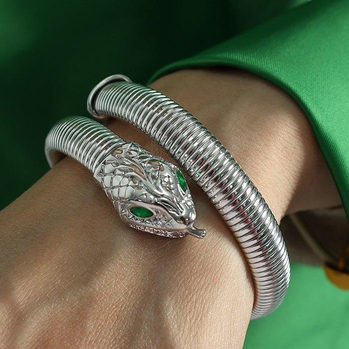 Einzigartiges Kobra-Design-Armband aus Edelstahl, verziert mit grünen Steinakzenten. Erhältlich in Gold oder Silber – Statement-Schmuck - Daily Stuff