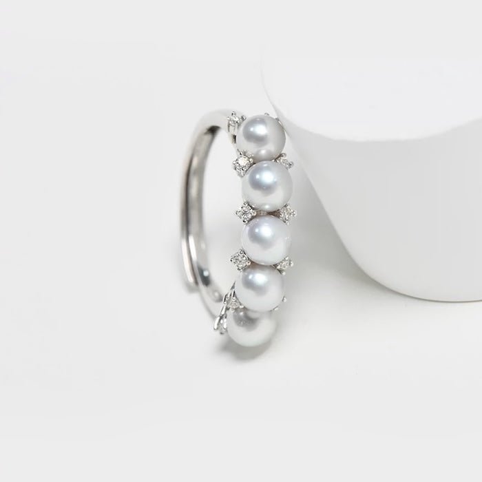 Blumenkronenring mit Süßwasserperlen – zart, edel, verstellbar