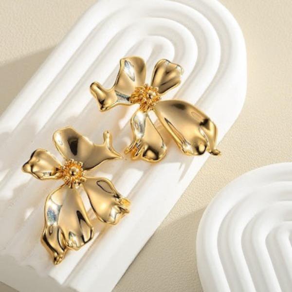 Blumige Eleganz im Vintage-Stil – Statement-Ohrringe in Gold oder Silber