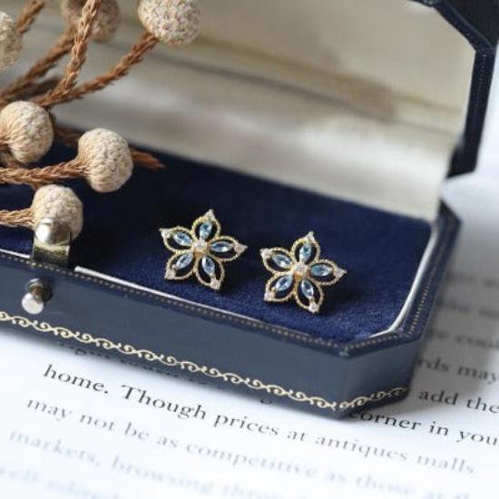 Vintage Bauhinia Ohrstecker – Eleganz in Blütenform