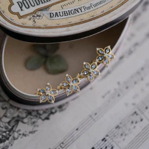 Vintage Bauhinia Ohrstecker – Eleganz in Blütenform