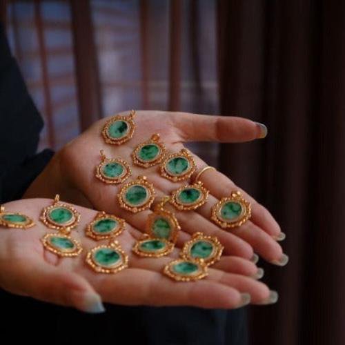 Halskette mit rundem Anhänger aus königlicher Jade