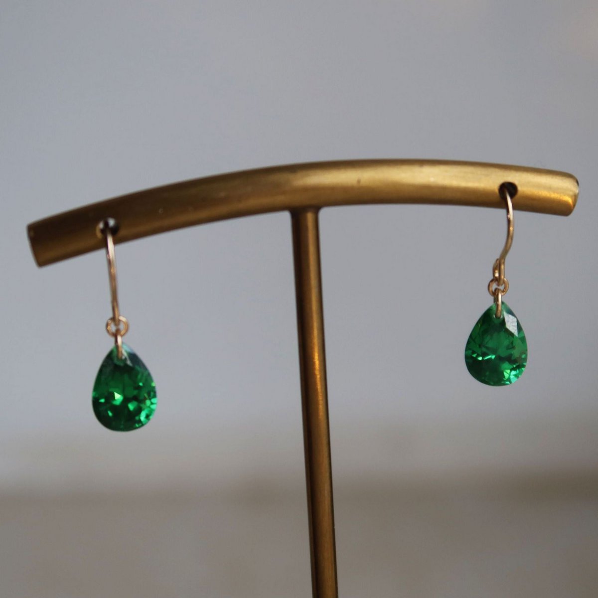 Elegante Wassertropfen-Ohrringe – Facettierte Zirkonia in 18K Gold-Optik