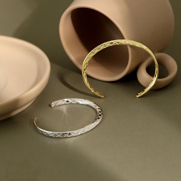 Möbius-Band im minimalistischen Design mit Rautenmuster - Daily Stuff