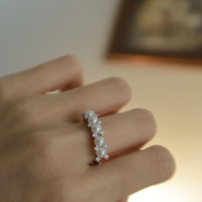 Blumenkronenring mit Süßwasserperlen – zart, edel, verstellbar