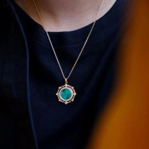 Halskette mit rundem Anhänger aus königlicher Jade
