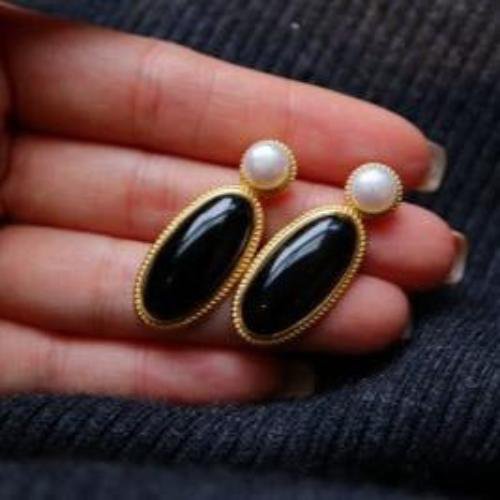 Eleganz trifft Vintage – Schwarze Onyx-Ohrringe mit Süßwasserperle
