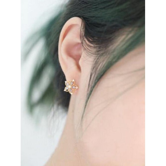 Vintage Bauhinia Ohrstecker – Eleganz in Blütenform