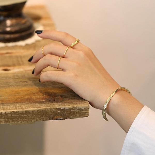 Möbius-Band im minimalistischen Design mit Rautenmuster - Daily Stuff